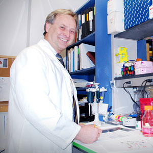 Helmut-Zarbl-in-lab